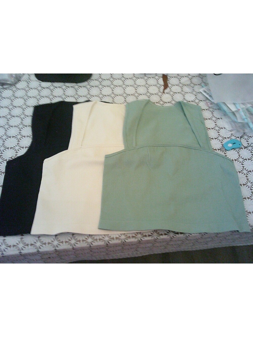 OQQ 3‑Pack Ribbed Seamless Tank Tops – Black, Cream & Sage Green